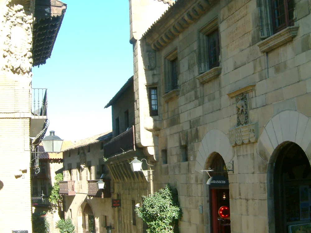 Kamenná ulice uvnitř Poble Espanyol, barcelonské open-air výstavní vesnice z roku 1929